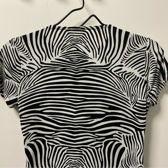 Striking Merona Black & White Cool Polyester Spandex Blend Short Sleeve Top! - Picture 5 of 13